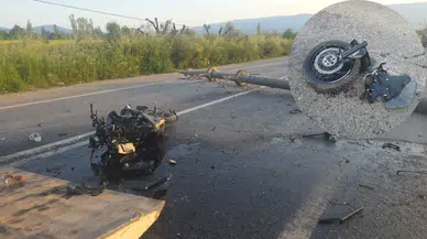 Otomobil tarlaya uçtu , motosiklet direğe çarptı : 4 yaralı