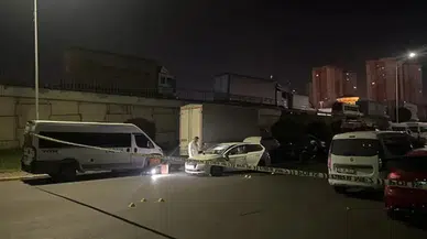 Küçükçekmece'de polisin 'dur' ihtarına uymayan şüpheliler kaza yaptı