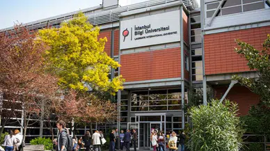 Faaliyet izni kaldırılan İstanbul Bilgi Üniversitesi öğrencileri eylem yaptı