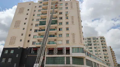 Mardin'de 10 katlı binanın giriş katında yangın : 6 kişi hastaneye kaldırıldı