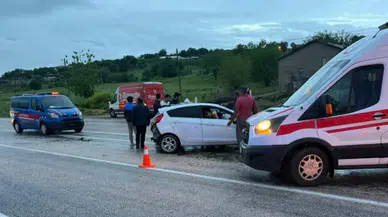 Adıyaman'da iki otomobil çarpıştı : 3 kişi yaralandı