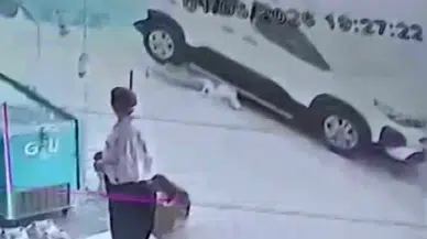 Adana'da faciadan dönüldü : Aracın altına giren çocuğu vatandaş kurtardı