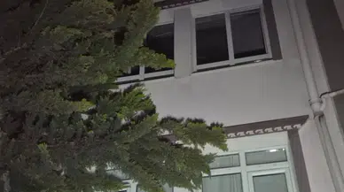 Ankara Keçiören'de söndürülemeyen ağaç yangını binaya sıçradı : Bir daire kullanılamaz halde