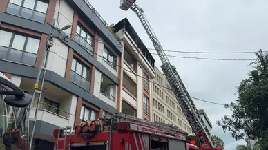 Küçükçekmece'de beş katlı binanın çatısında yangın çıktı