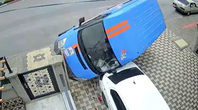 Karaman'da kargo minibüsü otomobilin üzerine devrildi : Yardıma motokurye koştu