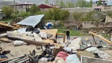 Van'da şiddetli rüzgar nedeniyle 4 evin çatısı uçtu