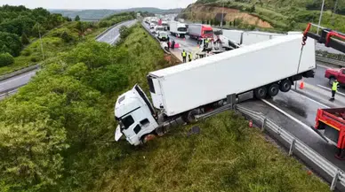 Beykoz'da zincirleme trafik kazası : Bariyerleri aşan tır yolun dışına çıktı