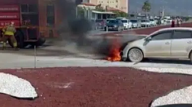 Hatay'da seyir halindeki otomobil alev alev yandı : Motor kısmında patlama yaşandı
