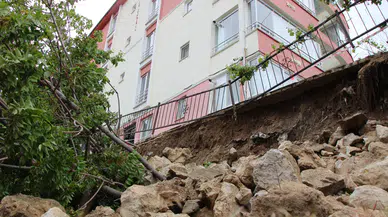 Amasya'da etkili olan yağışlar nedeniyle bir binanın istinat duvarı çöktü