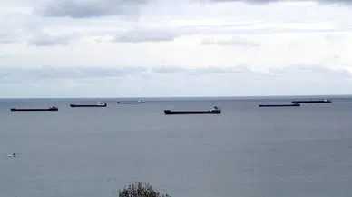 Karadeniz'de fırtına etkisi : Gemiler limana demir attı