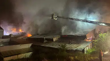 Arnavutköy'de ahşap kalıp üretim tesisinde yangın çıktı