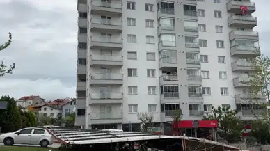 Uşak'ta fırtına : Çatılar uçtu, araçlarda hasar oluştu