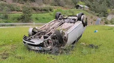 Tokat'ta lastiği patlayan otomobil takla attı , 5 kişi yaralandı