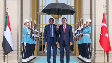 Cumhurbaşkanı Yardımcısı Yılmaz ile Sudan Başbakanı İdris bir arada
