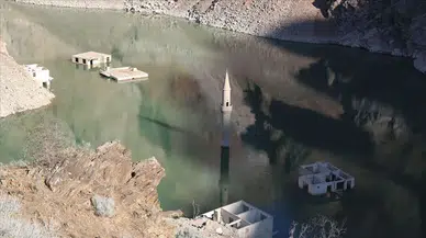 Karakurt Barajı taştı, köy yok oldu : Eski köyden sadece minare ucu görünüyor
