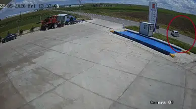 Diyarbakır'da otomobil tarlaya yuvarlandı : 4 kişi yaralandı