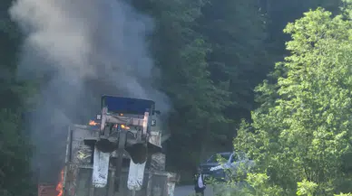 Zonguldak'ta seyir halindeki kamyon alev alev yandı : Kabin kısmı tamamen küle döndü