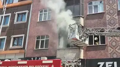 Sultangazi'de daire yangını : Şarjda unutulan cep telefonu evi yaktı