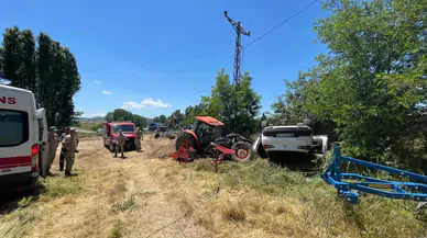 Bingöl'de kaza : Park halindeki traktöre otomobil çarptı, 1 ağır yaralı