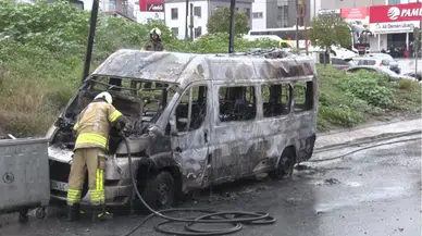 İstanbul Arnavutköy'de servis minibüsü alev alev yandı