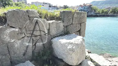 Amasra'da tarihi Direkli Kaya'ya sprey boyalı saldırı : Soruşturma başlatıldı