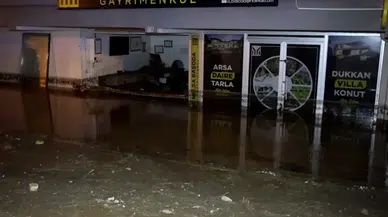 Konya'da sel meydana geldi : Vatandaşlar zor anlar yaşadı