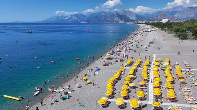 Antalya'da sıcaktan bunalanlar sahillere akın etti