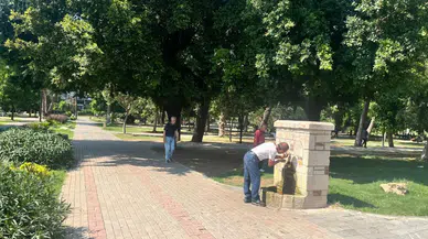 Adana'da sıcaklık 33 dereceyi aştı : Vatandaşlar gölgelere akın etti