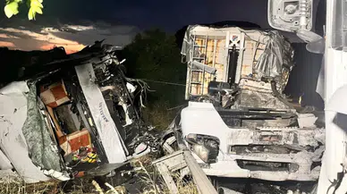 Manisa Kula'da iki tır çarpıştı : 1'i ağır 2 yaralı