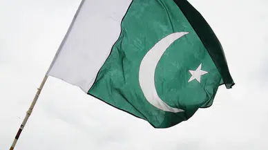 Pakistan'da camiye dalan araç faciaya neden oldu