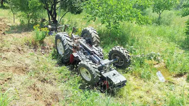 Manisa'da toprak set çöktü : Devrilen traktörün sürücüsü ağır yaralandı