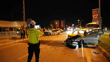 Erzincan'da çarpışan otomobiller hurdaya döndü : Yaralılar var