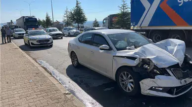 Uşak Banaz’da zincirleme kaza : 3 araç birbirine girdi, 4 kişi yaralandı