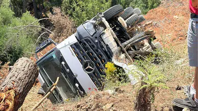 Muğla Datça'da kaza : Kamyon uçuruma yuvarlandı, sürücü yaralandı
