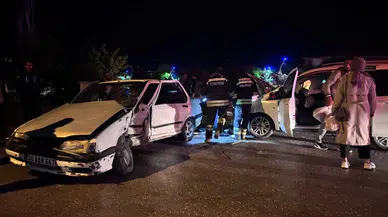 Erzincan-Gümüşhane karayolunda kaza : Araçta sıkışan yaralıyı itfaiye kurtardı