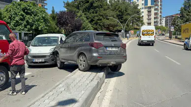 Samsun'da SUV ile hafif ticari araç çarpıştı, 2 kişi yaralandı