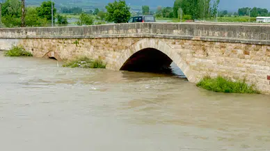 Tokat'ta sağanak : Yeşilırmak taştı, taş köprü sular altında kaldı