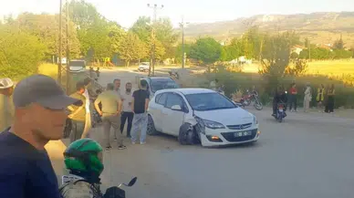 Adıyaman'da otomobil elektrik direğine çarptı : 5 kişi yaralandı