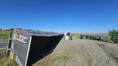 Batman Beşiri'de trafik kazası : Kamyon ile otomobil çarpıştı, 3 yaralı