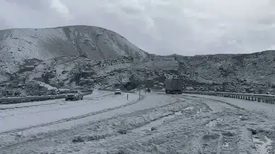 Van Tendürek Geçidi'nde dolu yağışı : Yollar beyaza büründü