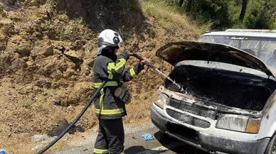 Hatay Kırıkhan'da seyir halindeki otomobil yandı