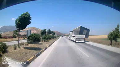 Hatay'da fırtına tırdaki konteyneri uçurdu
