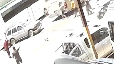 Antalya'da gaz pedalı takılan otomobil kafeteryaya ve tamirhaneye daldı : O anlar kamerada