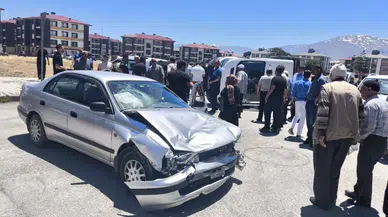 Erzincan'da kaza : Kamyonet ile otomobil çarpıştı