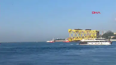 İstanbul Boğazı sondaj platformu geçişi nedeniyle gemi trafiğine kapatıldı