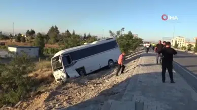 Malatya'da lastiği patlayan servis aracı şarampole devrildi : Yaralılar var