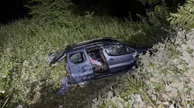 Samsun'da ticari araç şarampole yuvarlandı : 2 yaralı