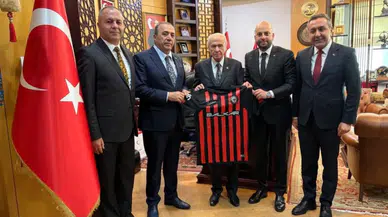 Devlet Bahçeli'ye Çorum FK forması hediye edildi