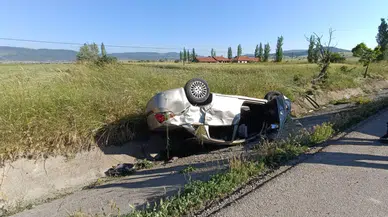 Afyonkarahisar'da otomobil takla atarak refüje devrildi : 1 ölü, 3 yaralı