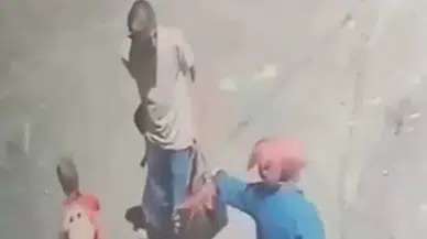 Van'da bir kadın sokakta oynayan çocuğa saldırdı